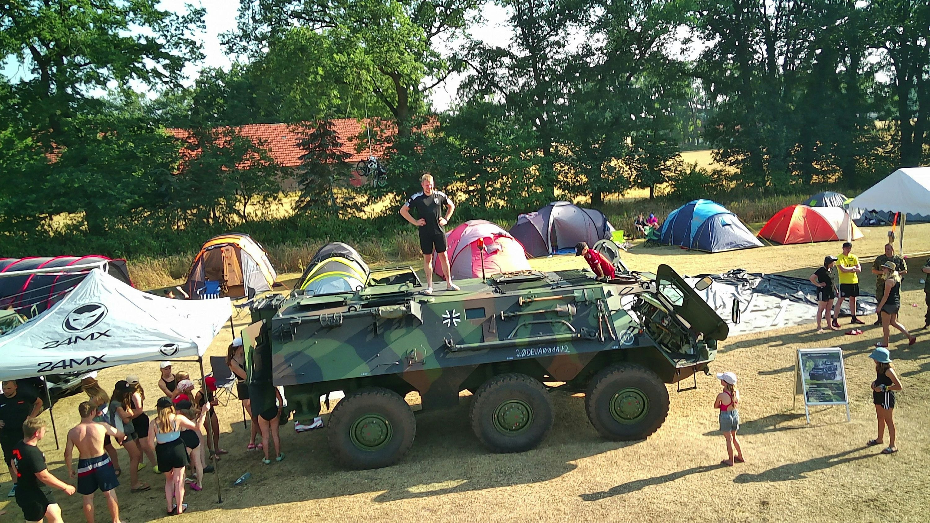 Beim Rettertag dabei: Die Bundeswehr besucht die Altenoyther in ihrem Ferienlager in Halenhorst und stellt ihnen den Transportpanzer „Fuchs“ vor. Foto: Zeltlagerteam