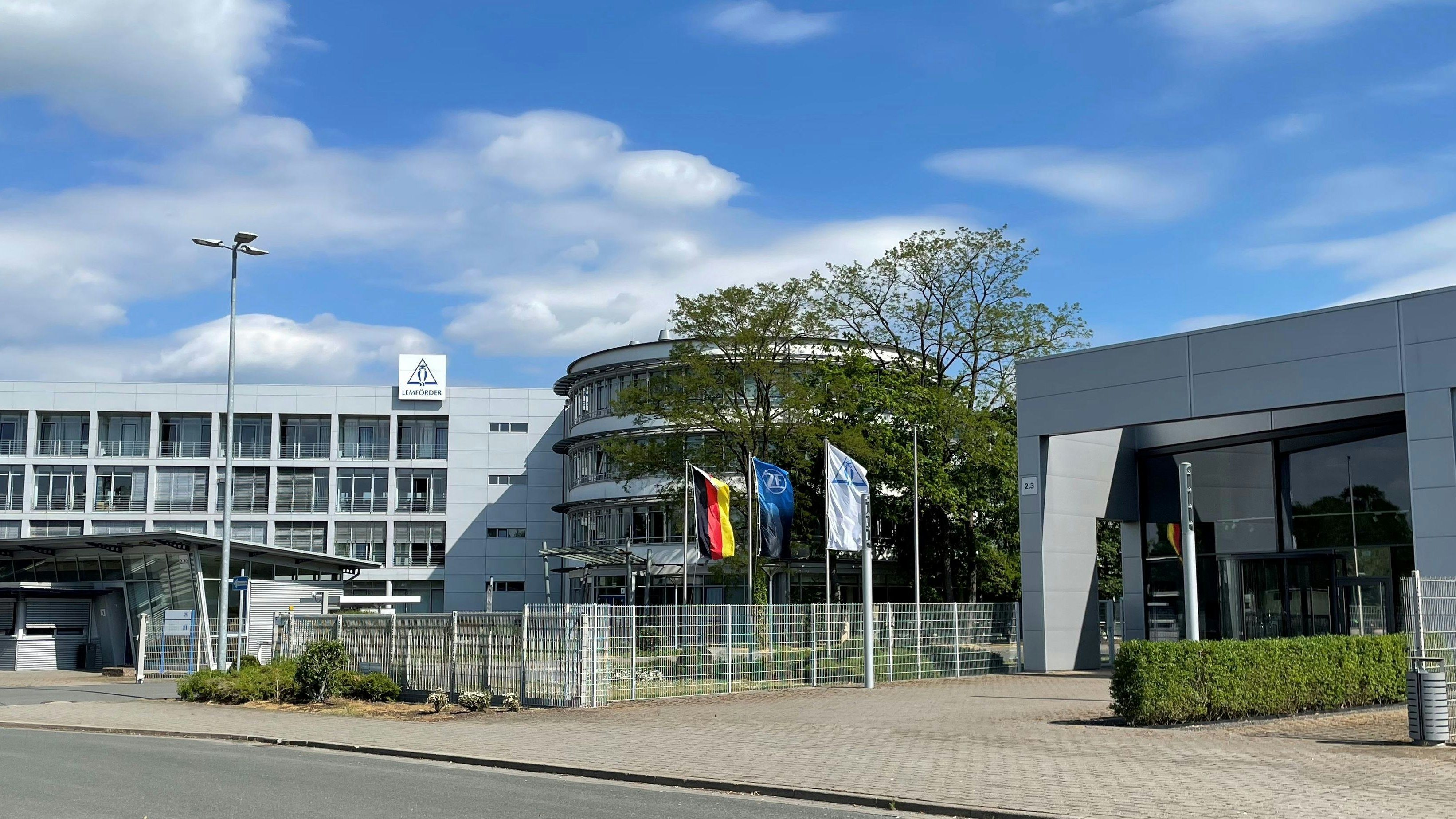 Die Zentrale der ZF-Division Pkw-Fahrwerktechnik: Im Gebäude mit dem Eulen-Logo gibt es eine Ausstellung über die "Lemförder". Foto: ZF