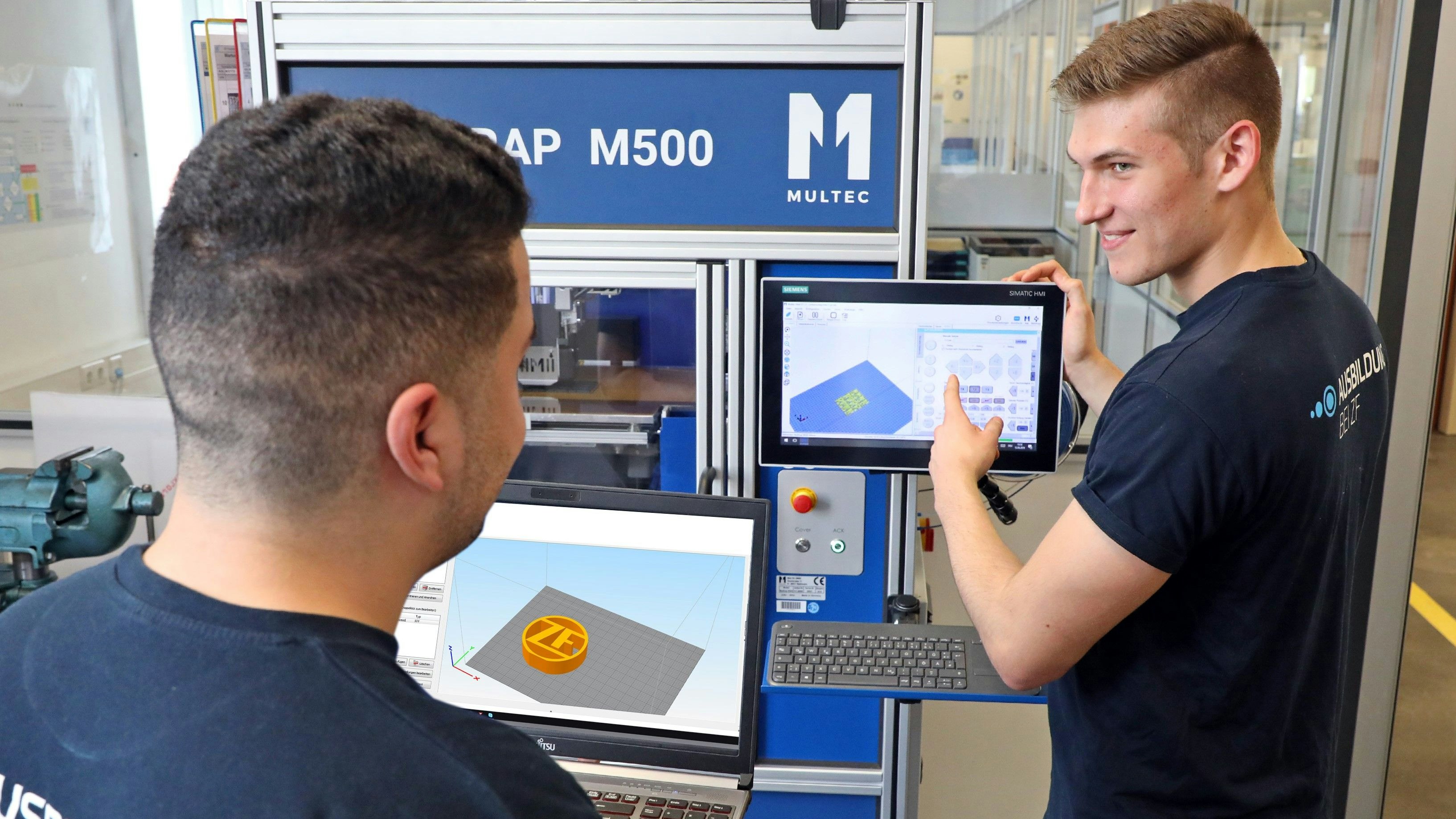 Am 21. Mai werden die Ausbildungstätten von ZF und BASF in Lemförde für Besucher geöffnet: Im Bild technische Auszubildende beim Programmieren eines 3D-Druckers. Foto: ZF