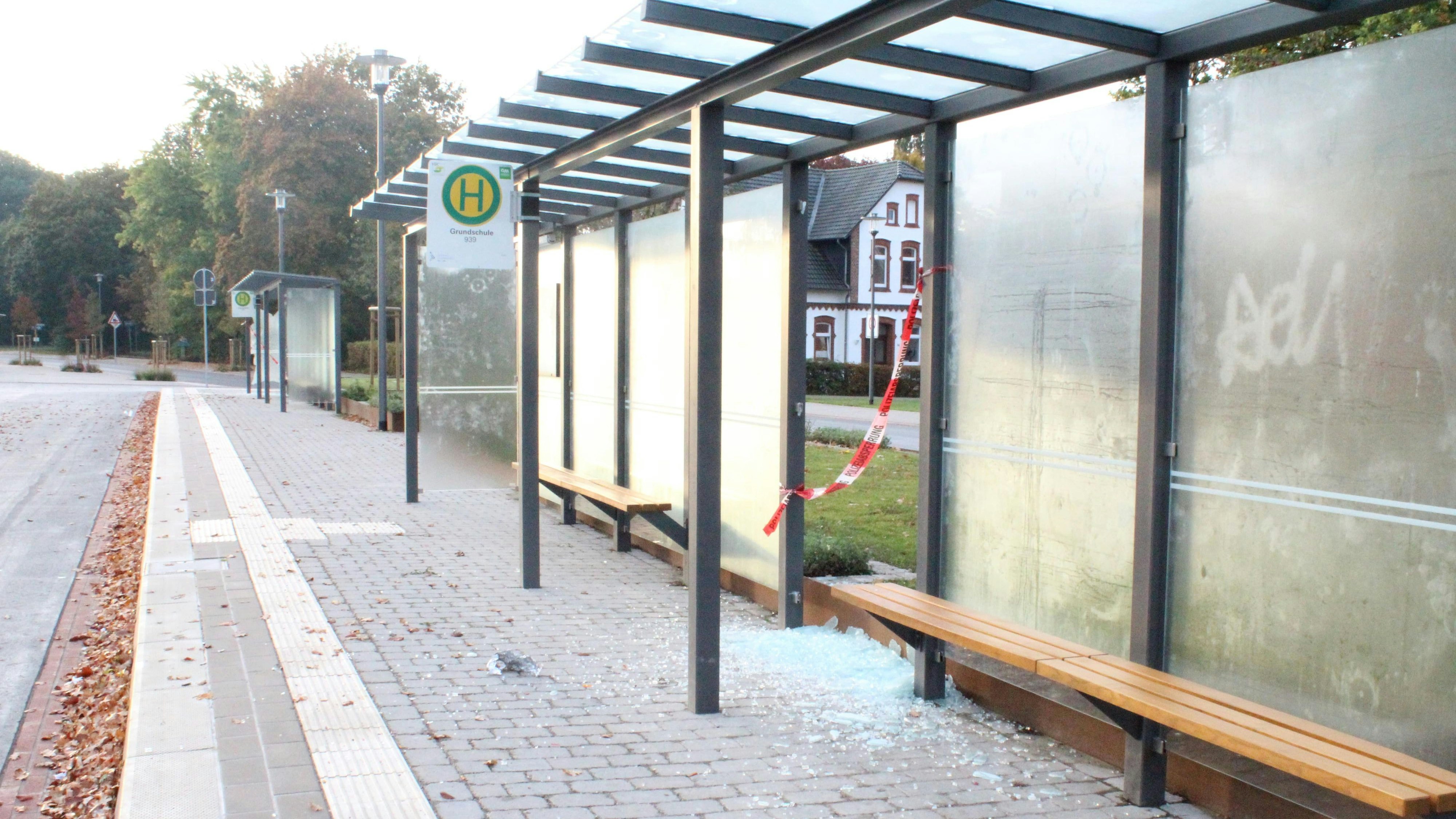 Mutwillig zerstört: Am Busbahnhof in der Schulstraße haben Unbekannte eine Spur der Verwüstung hinterlassen. Foto: Altmann/Gemeinde Essen