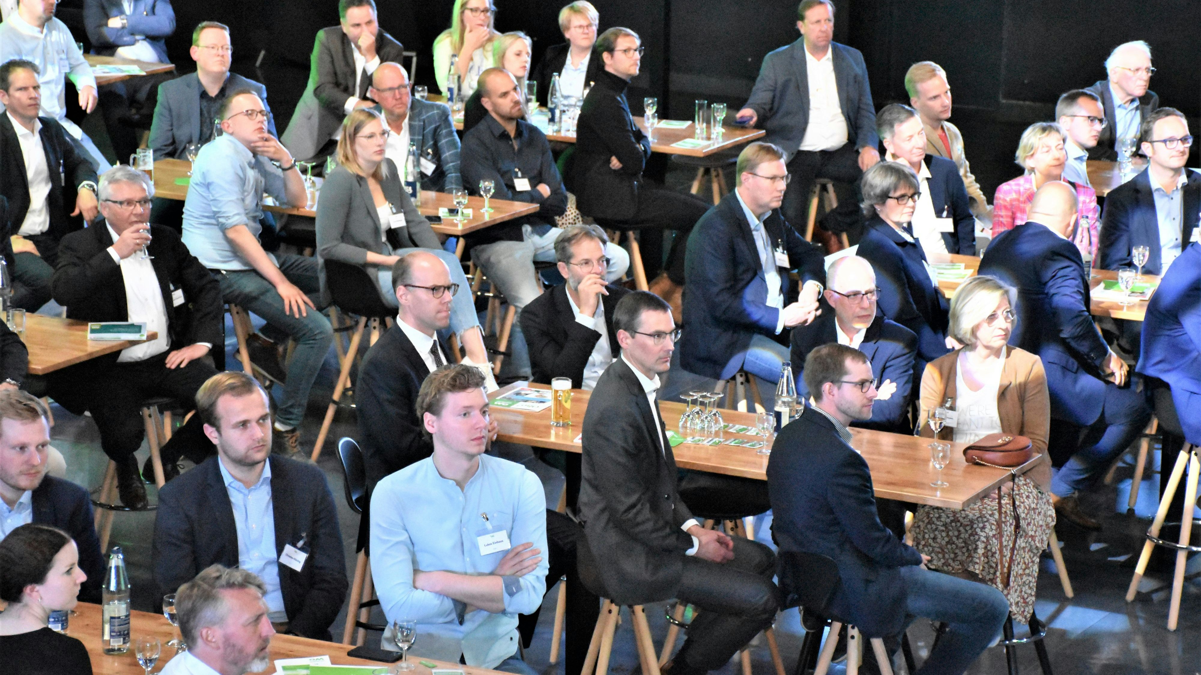 Aufmerksame Zuhörer: Über 200 Gäste kamen zum OM-Wirtschaftstag 2022 des Verbundes Oldenburger Münsterland in die VEC-Hallen. Foto: Kühn