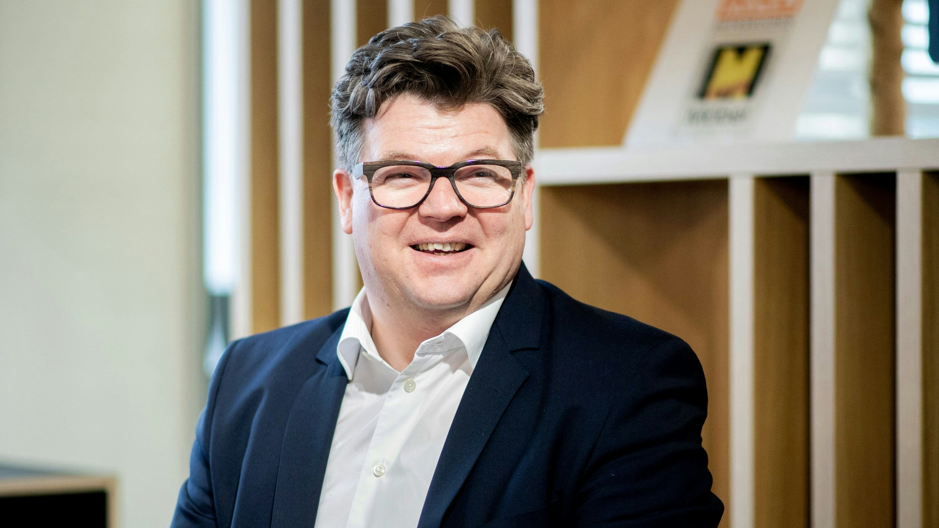 Ihm fällt ein Umbruch in der Branche auf: Dan Lühr, Geschäftsführer Vertrieb und Marketing bei fm Büromöbel GmbH. Foto: dpa/Dittrich